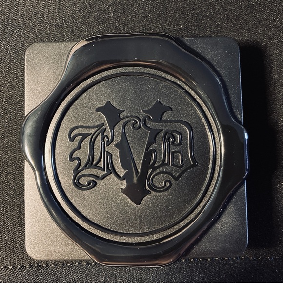 KVD - Kat Von D - LOCK-IT Powder Foundation - Compact - Light 130 - Picture 3 of 8